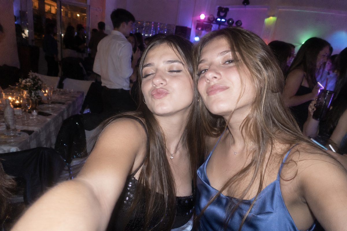 Dos amigas se sacan una selfie en la fiesta